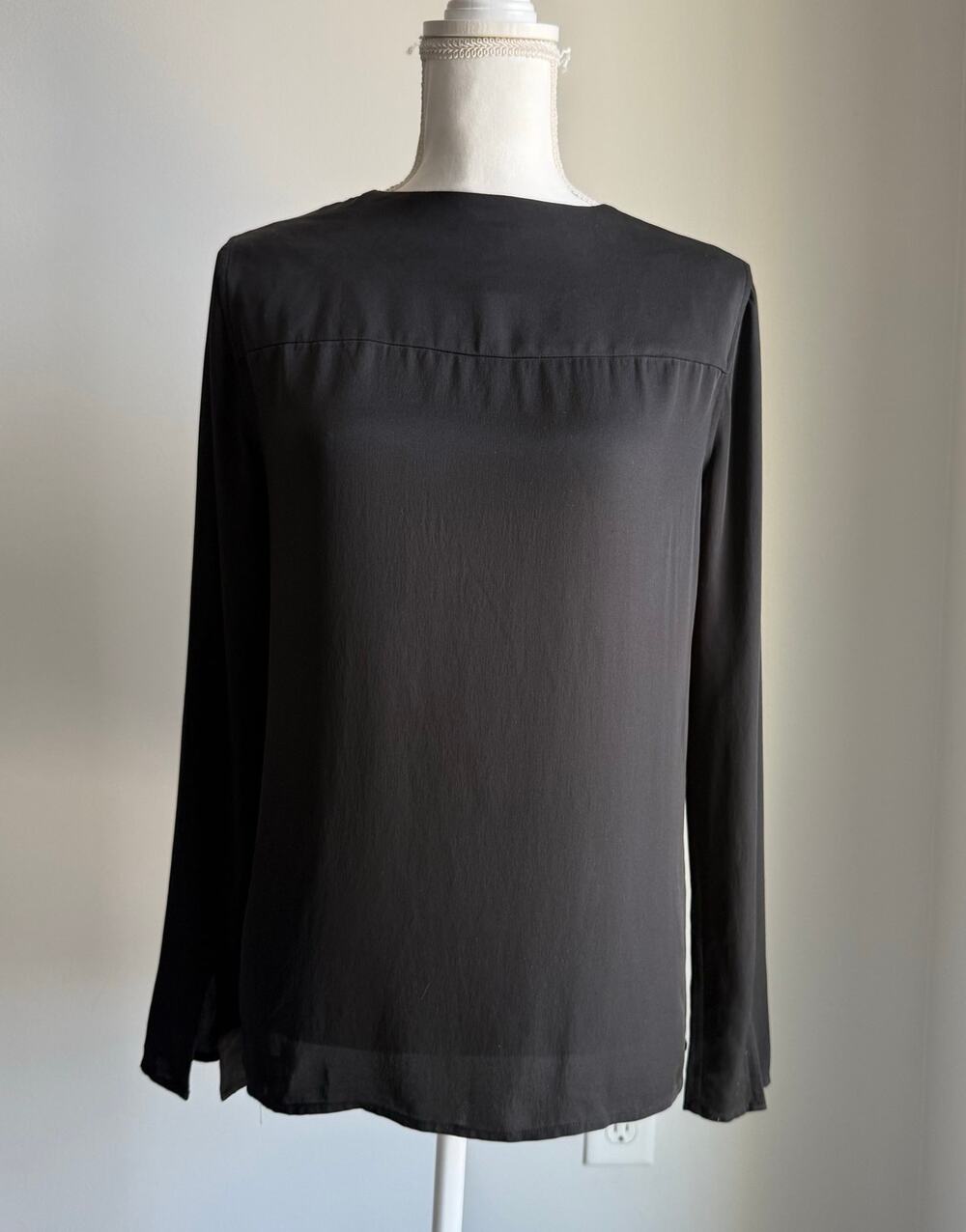 Theory 100% Silk Black Blouse Top Classic Quiet Luxury Workwear Size Small